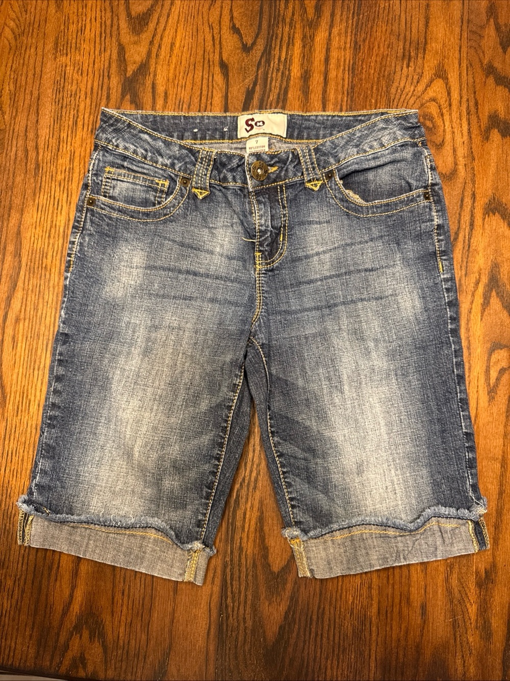 SO Denim capris Size 7 Blue Cuffed Button Pockets